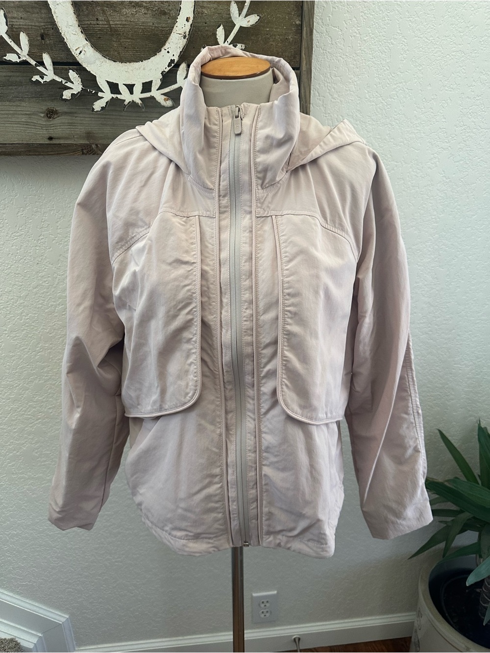 Lululemon‎ Always Effortless Light Pink Hooded Zip-Front Women's Nylon Jacket 10